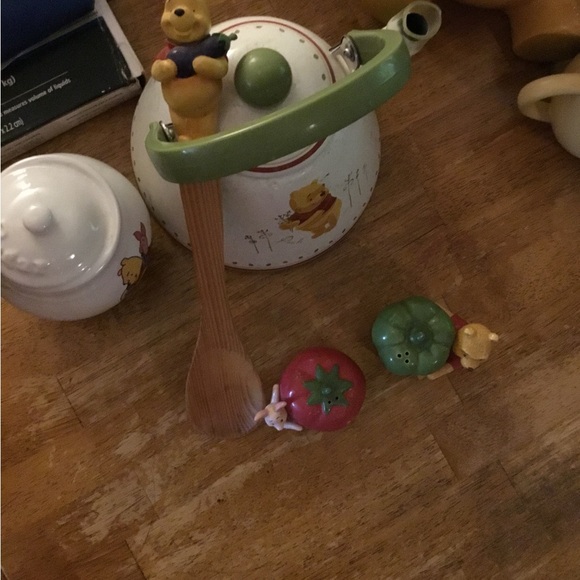 WINNIE THE POOH KITCHENWARE FROM DISNEY STORES - Picture 5 of 7